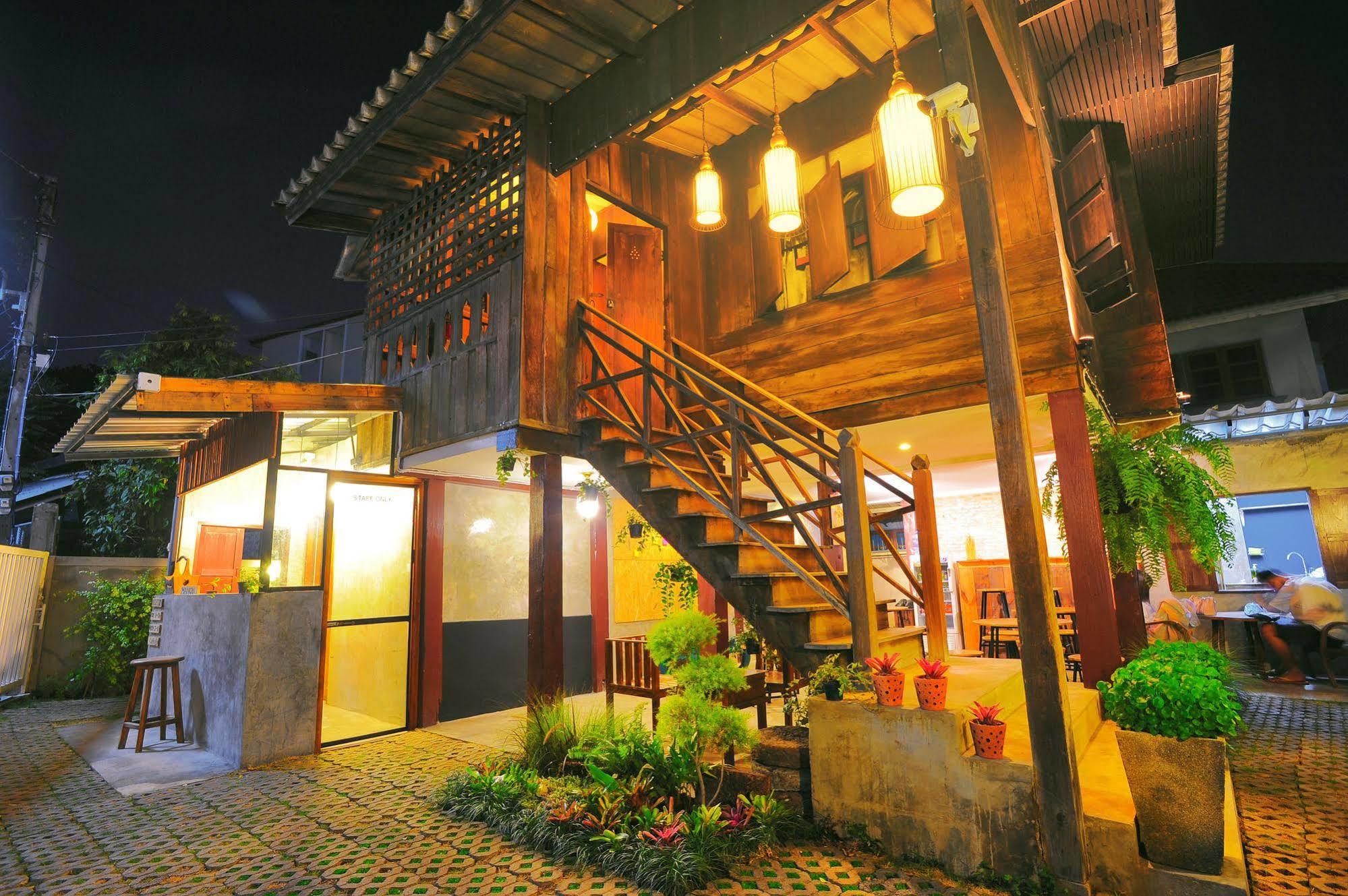 Manon Hostel Chiang Mai Esterno foto