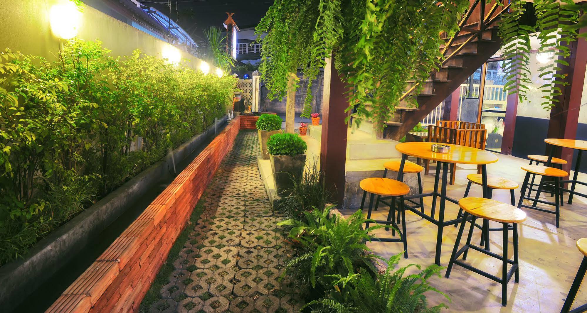 Manon Hostel Chiang Mai Esterno foto