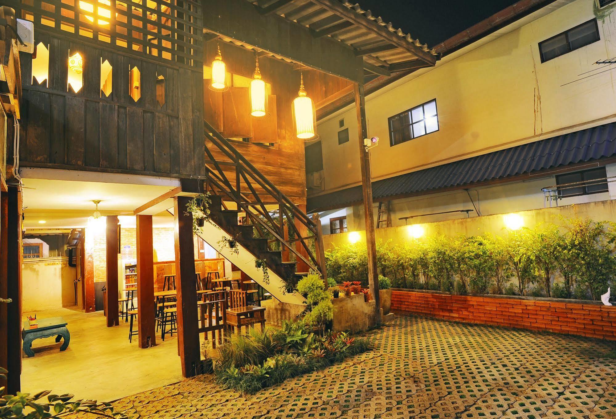 Manon Hostel Chiang Mai Esterno foto